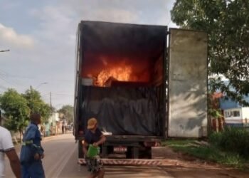 Incêndio atinge caminhão com 412 urnas eletrônicas em Careiro da Várzea, no Amazonas