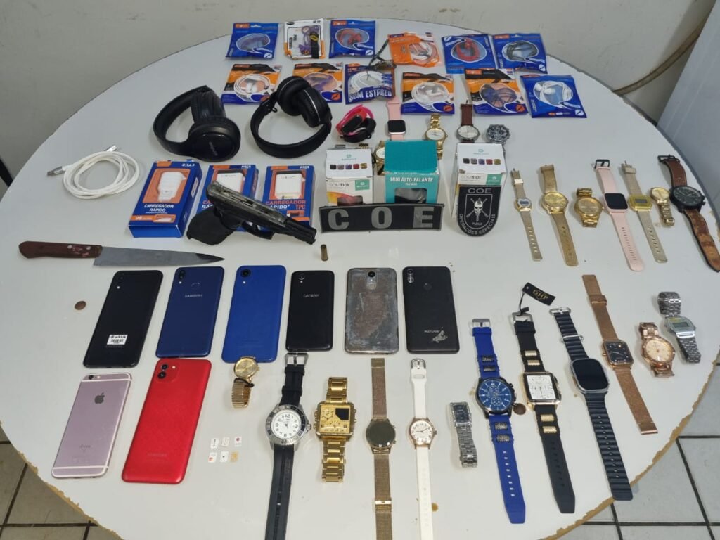 Diverdos itens roubas durante o assalto foram apreendidos