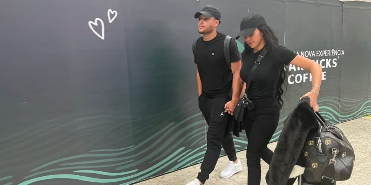 Vitor-Roque-embarque