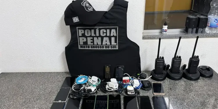 Mais de mil celulares são apreendidos em presídios do país durante operação