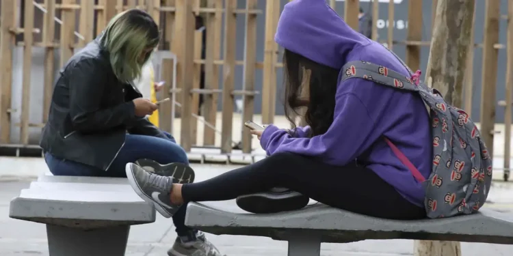 estudantes-uso-de-celulares