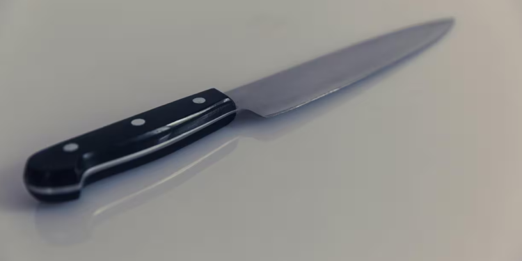 Mulher morta a facadas