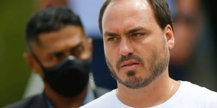 PF apreendeu computador da Abin em endereço de Carlos Bolsonaro