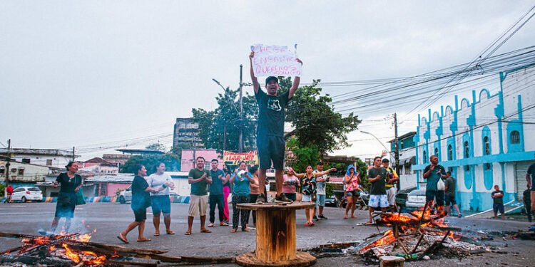 Vítimas do incêndio no Bairro do Céu reivindicam providências urgentes do governo do AM
