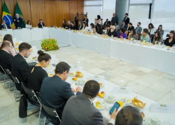 Violência contra jornalistas têm queda de 51% em 2023, diz Fenaj