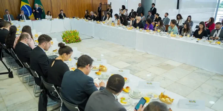 Violência contra jornalistas têm queda de 51% em 2023, diz Fenaj