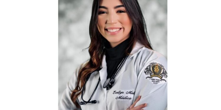 Aluna formada na primeira turma de Medicina do Centro Universitário Fametro, Evellyn Melo