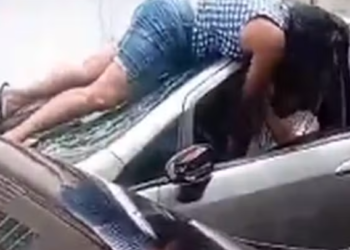 mulher sobe em carro