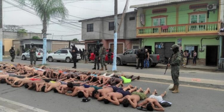 Detienen 68 personas que iban a tomarse centro de salud para proteger a herido en Ecuador