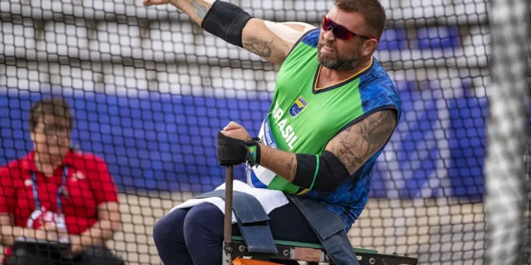 André Rocha conquista ouro no lançamento de peso