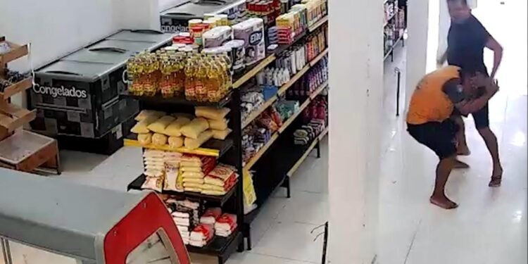 Indígena é agredido por PM em seu local de trabalho (Foto: Reprodução/Internet).