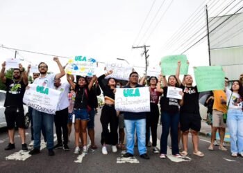 Estudantes realizam manifestação contra suspenção de bonificação da Ufam (Foto: Reprodução/Internet).