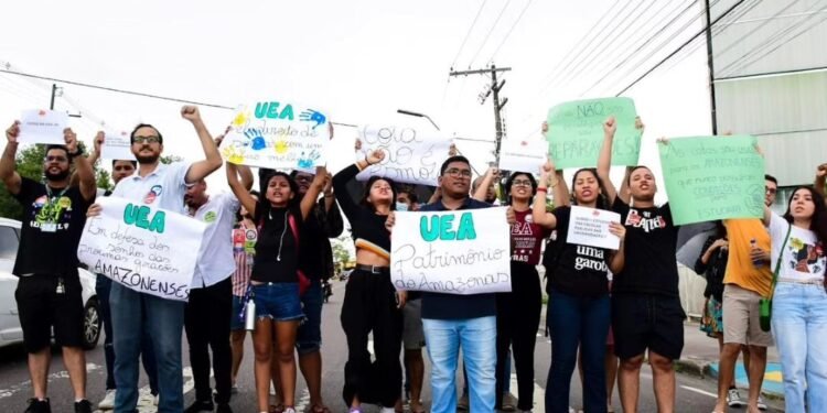 Estudantes realizam manifestação contra suspenção de bonificação da Ufam (Foto: Reprodução/Internet).