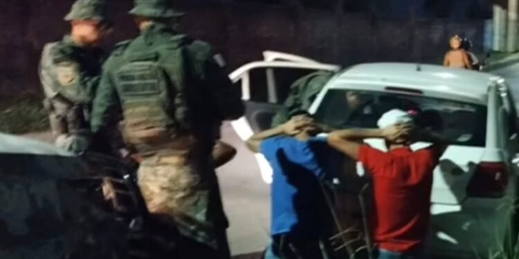 Arma de fogo é apreendida com trio em atitude suspeita, no Parque das nações