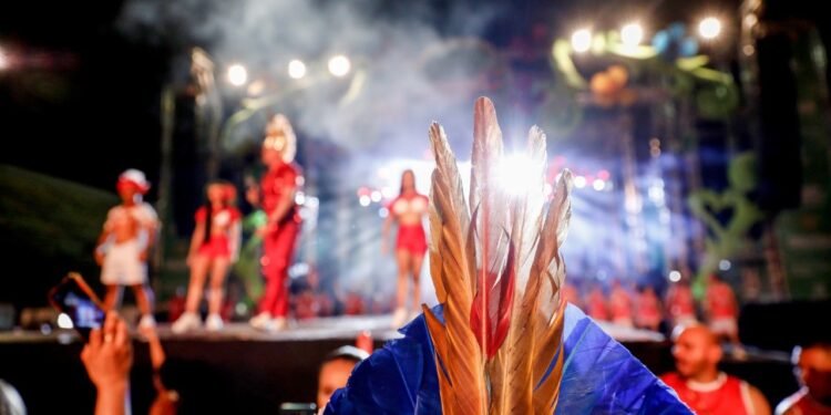 Carnaval na Floresta revezamento dos Caprichoso e Garantido traz mais de 30 artistas ao Carnaboi