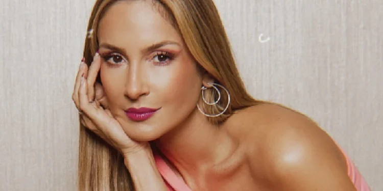 Cláudia Leitte é criticada por trocar letra de música - (Foto: Reprodução/Internet).