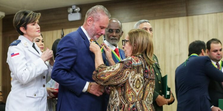 Conselheiro do TCE-AM é agraciado com medalha do Mérito Acadêmico da Ejud do TJAM