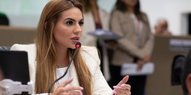 Debora-Menezes