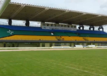 Estádio é dividido pela linha do Equador. (Foto: Divulgação).