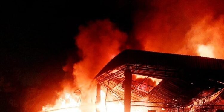 Fábrica de colchões é destruída após pegar fogo