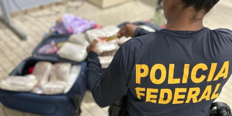 Mulher é presa em flagrante com mais de 16 kg de cocaína em Tabatinga