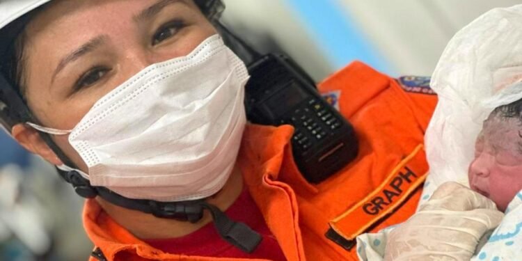 Mulher tem bebê em casa