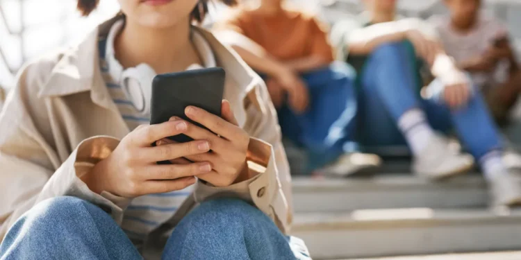 Reflexos da internet na formação e erotização de menores