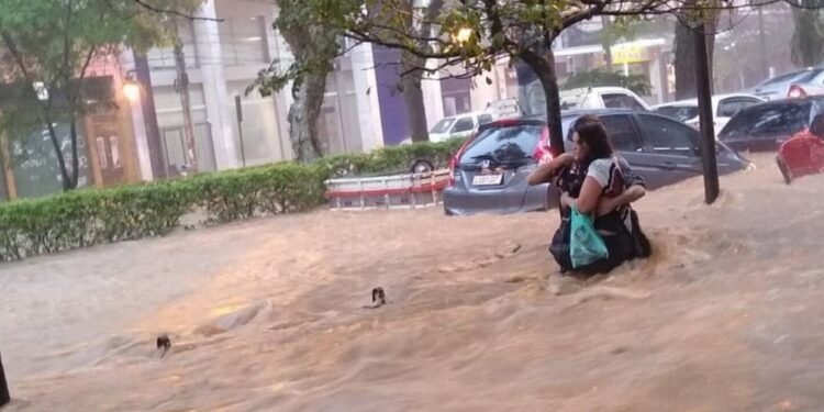 Temporal mata cinco pessoas no Rio de Janeiro