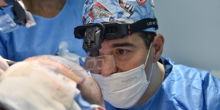 Transplante de sobrancelhas ganha popularidade em Manaus