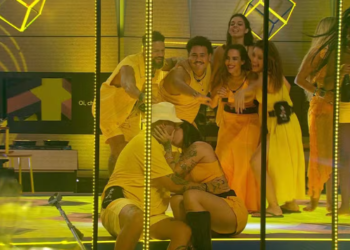 MC Bin Laden e Giovanna se beijam