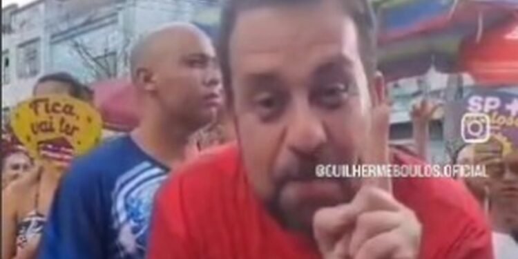 MDB de Nunes quer punição de Boulos por distribuição de leques no carnaval