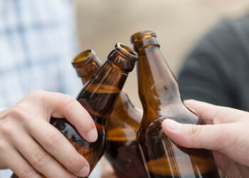 Carnaval, álcool e medicamentos: mistura é perigosa à saúde, alerta especialista