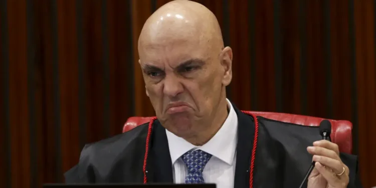 Alexandre de Moraes nega pedido de Bolsonaro para não comparecer a interrogatório