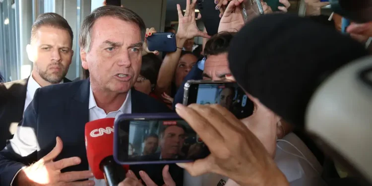 Passaporte de Bolsonaro é entregue às autoridades