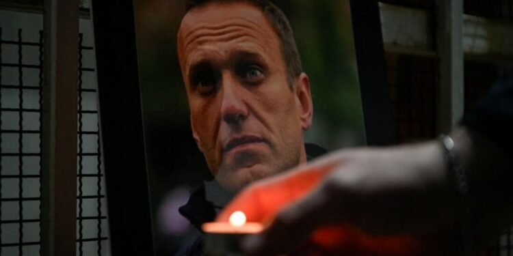 Rússia aumenta pressão por funeral secreto e ameaça enterrar Navalni no terreno da prisão