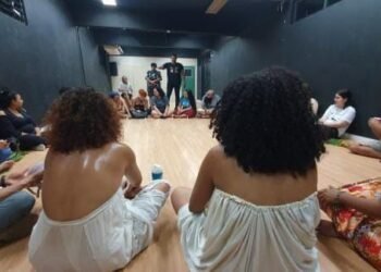 A oficina tem o objetivo de contar trajetórias, traços e vivências através da arte e seu próprio corpo