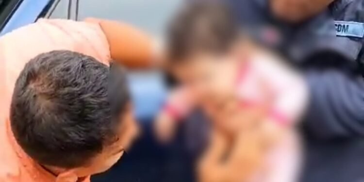 Policiais salvam bebê que estava engasgada na zona Leste de Manaus (Foto: Divulgação).
