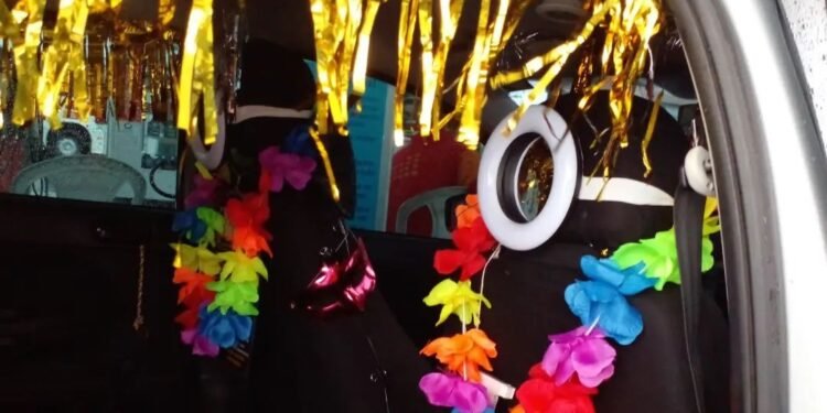 Motorista por aplicativo decora carro com temas diversos (Foto: Reprodução/Redes Sociais).