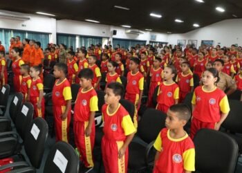 Crianças tem aula inaugural do Programa Bombeiro Mirim