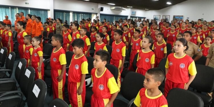 Crianças tem aula inaugural do Programa Bombeiro Mirim