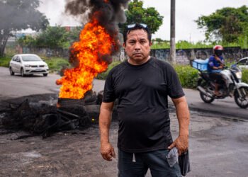 ‘Ninguém faz nada’: moradores do Santa Etelvina põem fogo na rua em protesto por infraestrutura