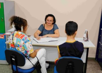 Educação convoca responsáveis por alunos para entregar documentos pendentes nas escolas estaduais