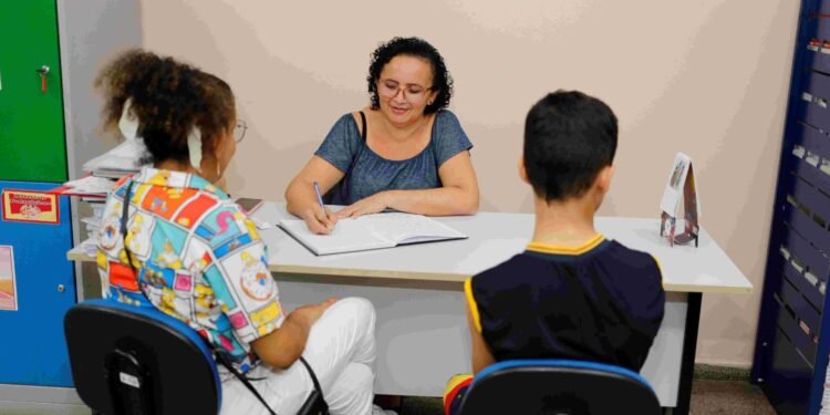 Educação convoca responsáveis por alunos para entregar documentos pendentes nas escolas estaduais