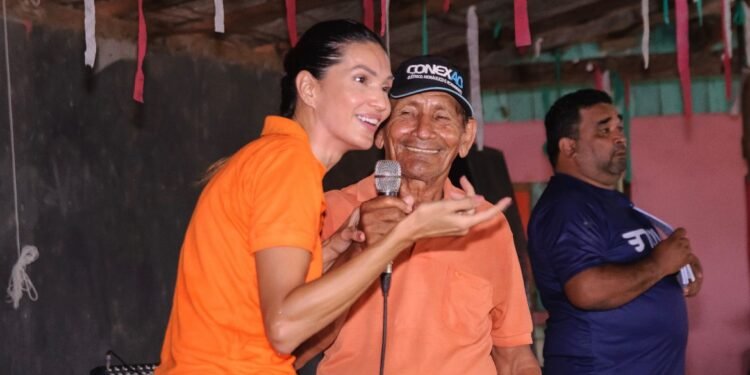 Pré-candidata à Prefeitura de Parintins, Michele Valadares (NOVO-AM) durante reunião
