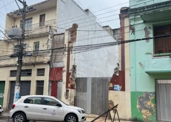 Proprietário destrói fachada de casarão e obra é embargada