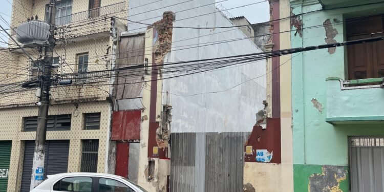 Proprietário destrói fachada de casarão e obra é embargada