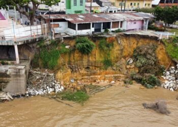 ‘Para o mundo ver’: moradores de Parintins denunciam desmoronamento de orla 
