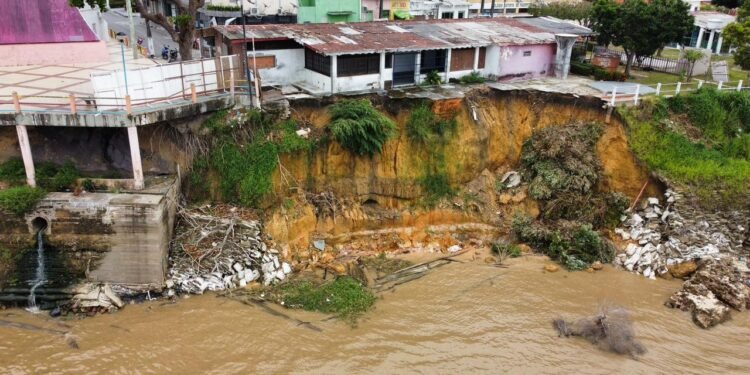‘Para o mundo ver’: moradores de Parintins denunciam desmoronamento de orla