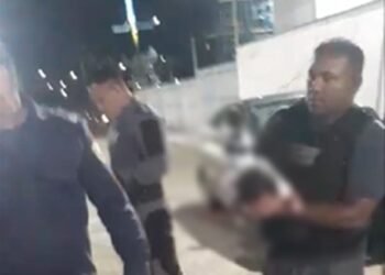 Policiais salvam bebê