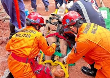 Trabalhador é resgatado após ser soterrado no Conjunto Duque de Caxias (Foto: Divulgação/CBMAM).